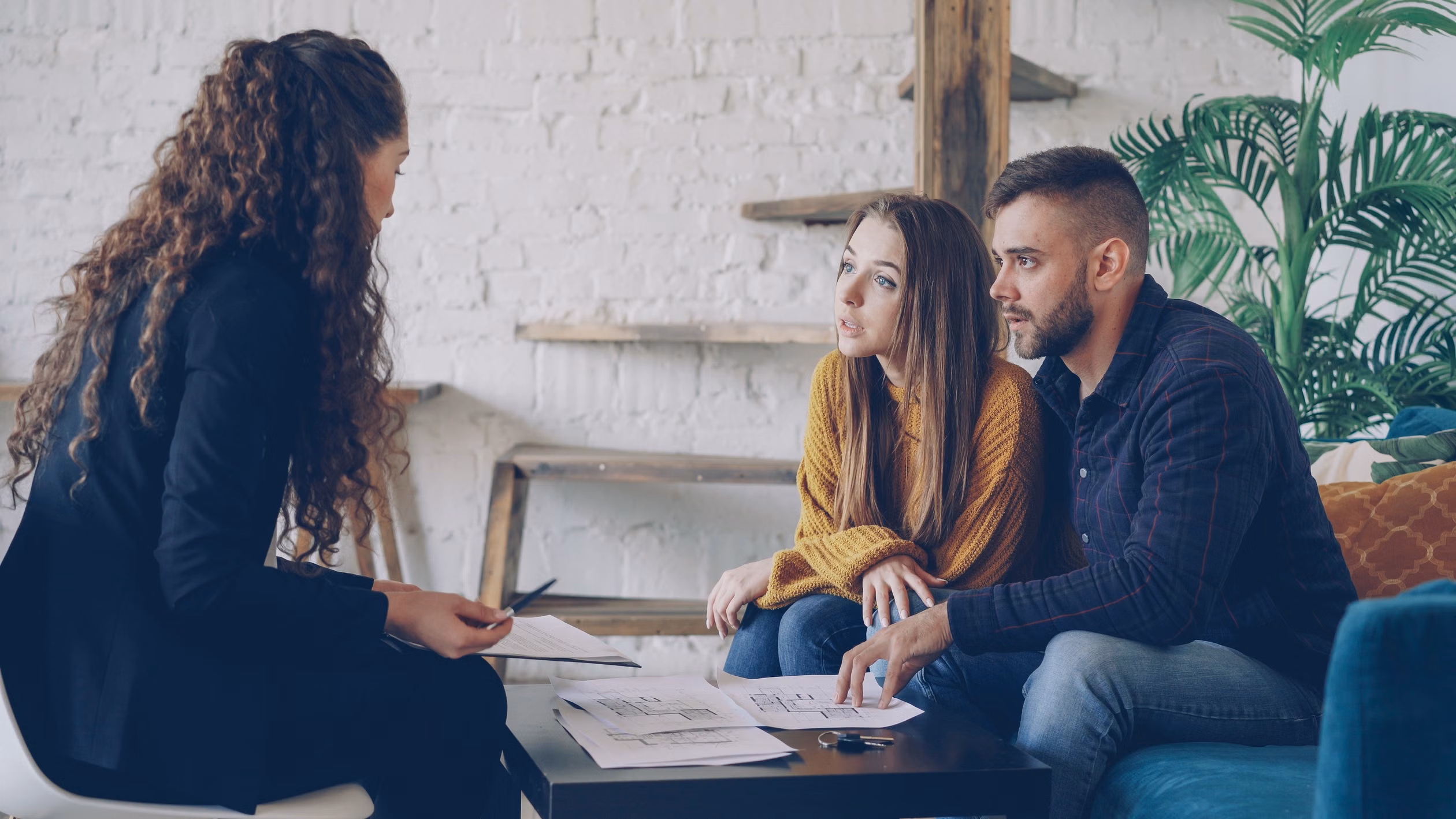 Conseillère échangeant avec un couple dans un bureau