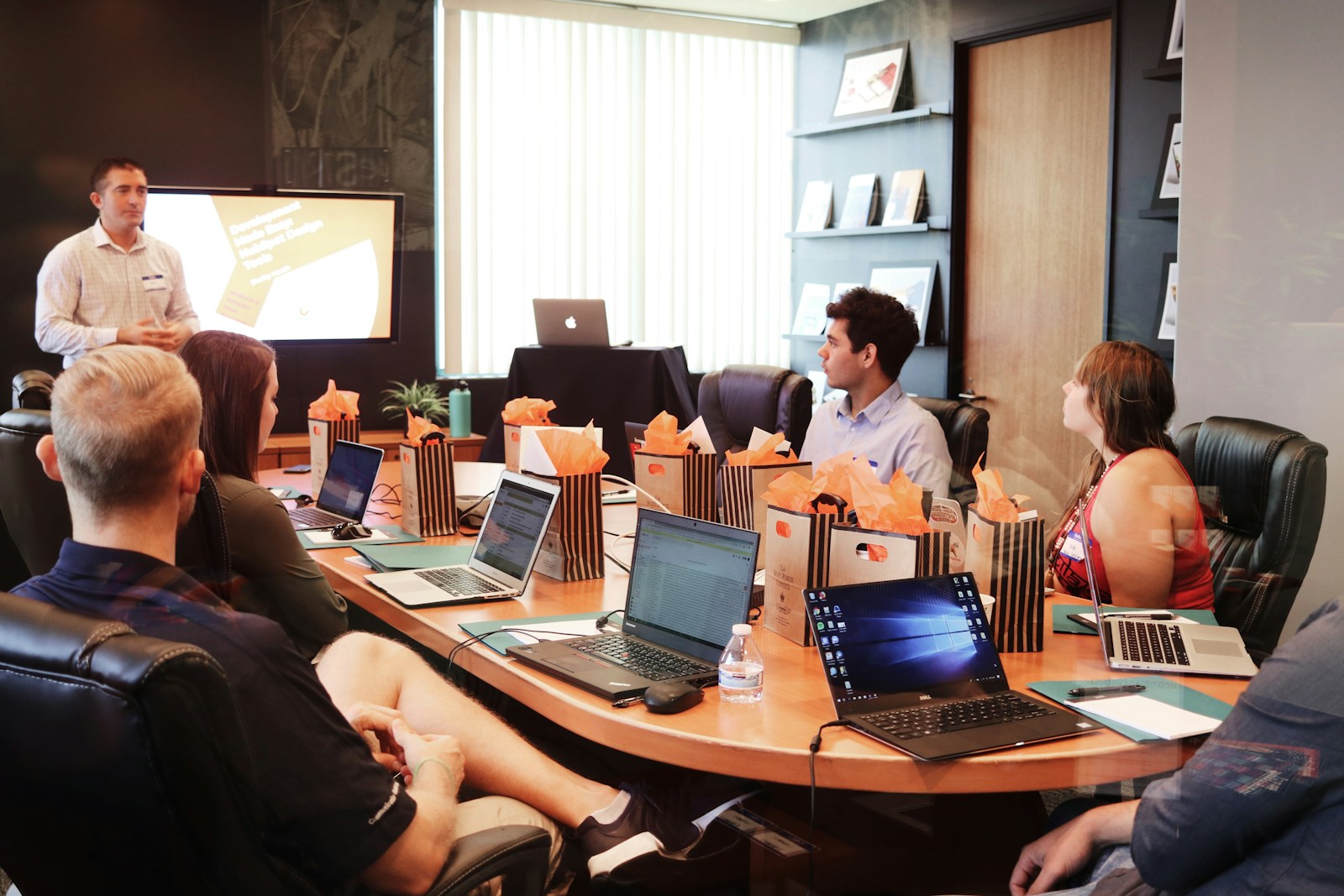 Professionnels réunis autour d’une table de travail.