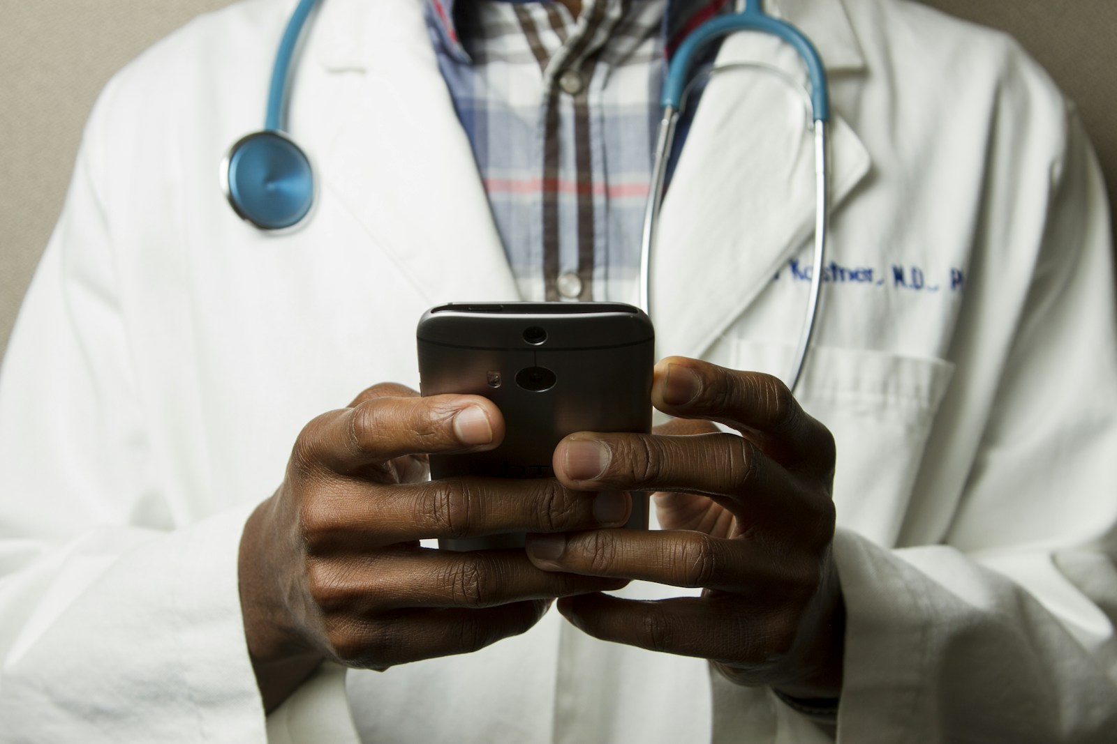 Professionnel de santé utilisant un téléphone.