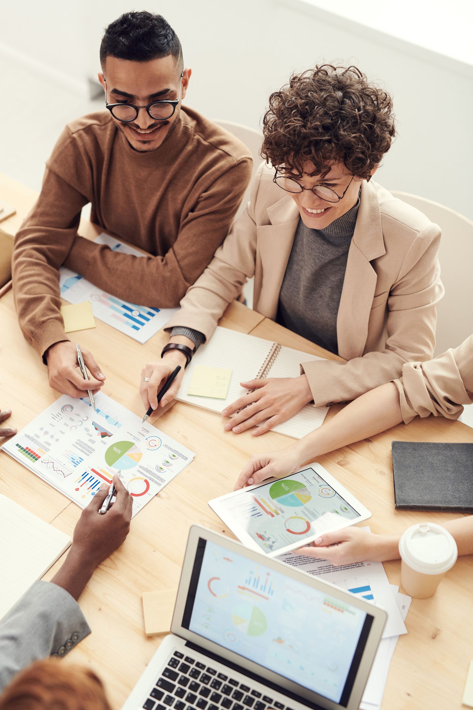 Des professionnels échangent autour de documents de travail