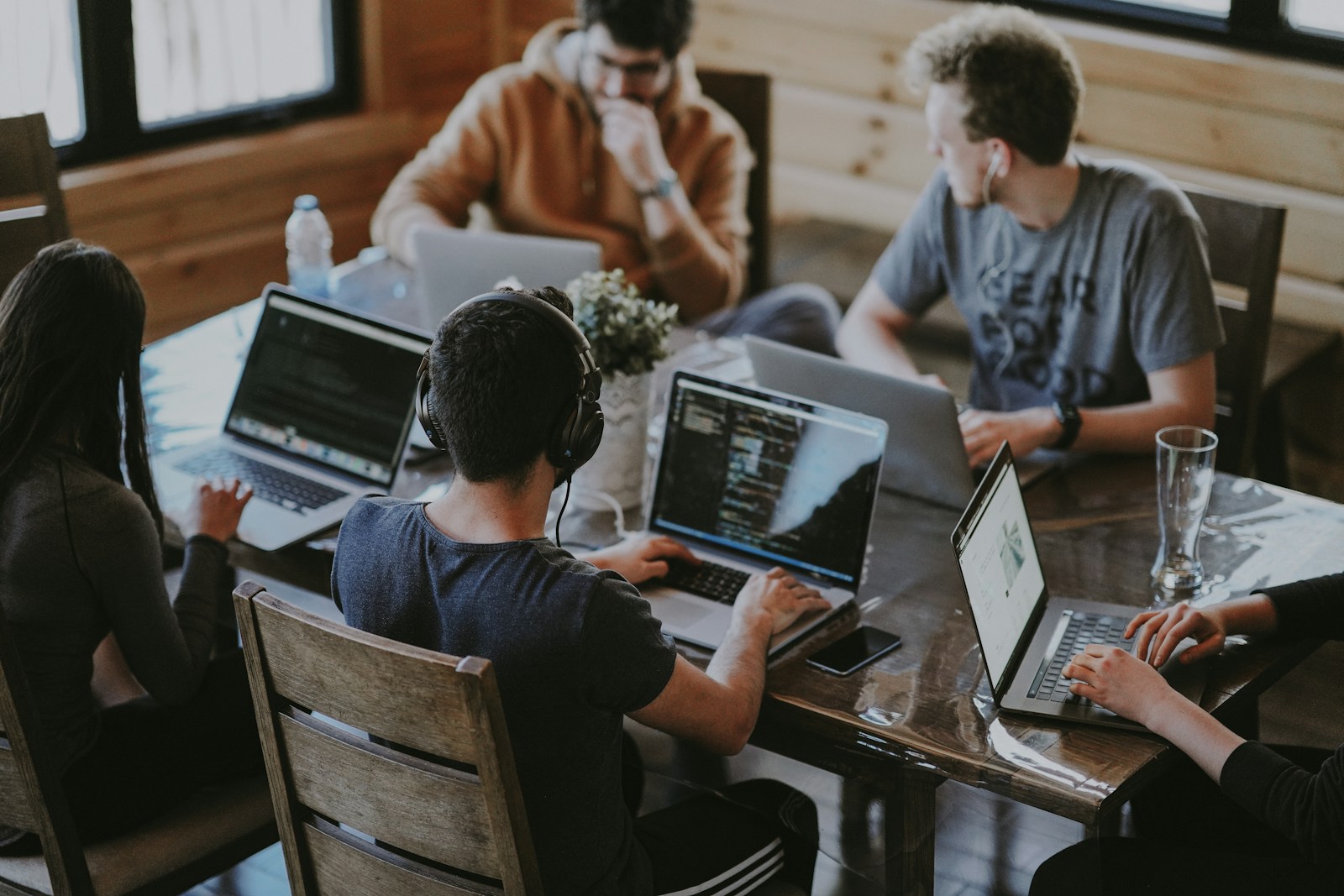 Des collaborateurs échangent autour de leurs outils de travail.
